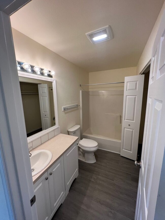 Building Photo - 3-bedroom 2 1/2 bath duplex in Springfield