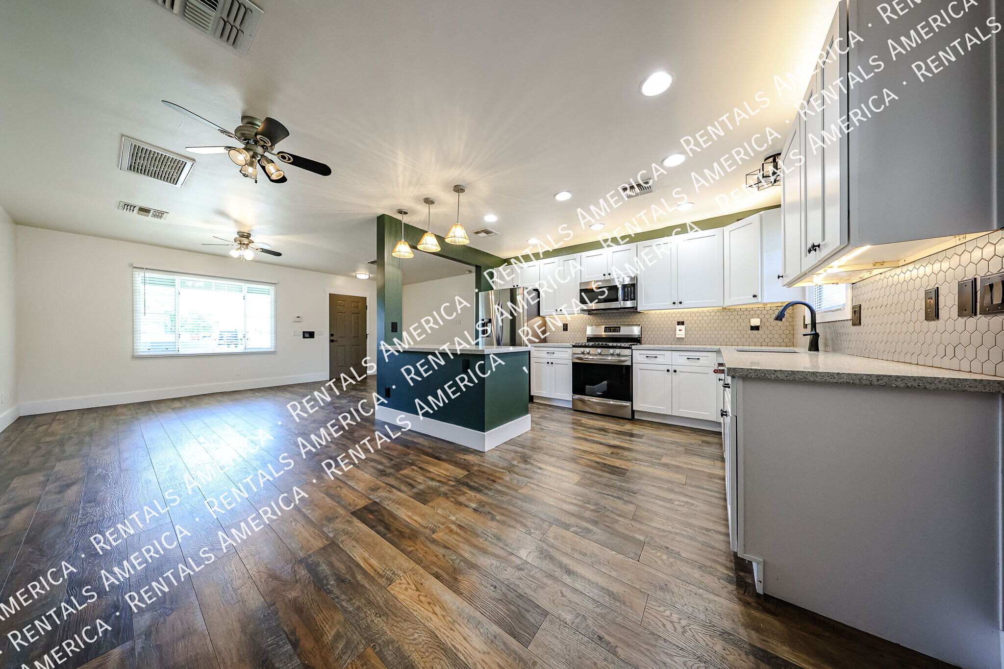 Building Photo - 1310 W Glenrosa Ave