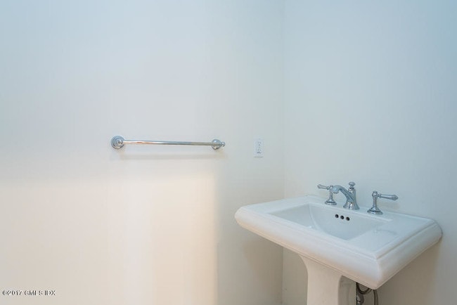 Building Photo - 52 Brookside Dr