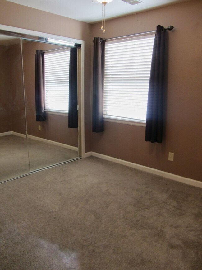 Building Photo - Lovely 2 Bedroom, 1 Bathroom Condo in Cast...