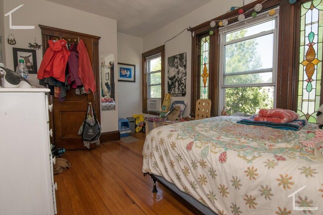 Building Photo - Nice 3BR/1Bath Multi Family Unit in Brighton!