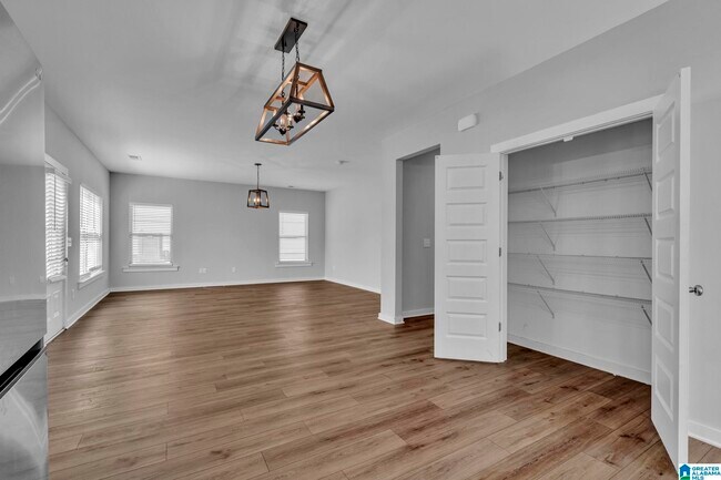Building Photo - 559 Troubadour Ln