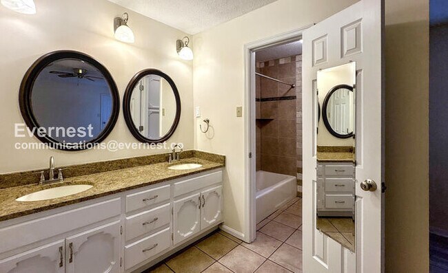 Building Photo - 3 Bed/2 Bath Home with Fenced Yard & Garage / Available Now!