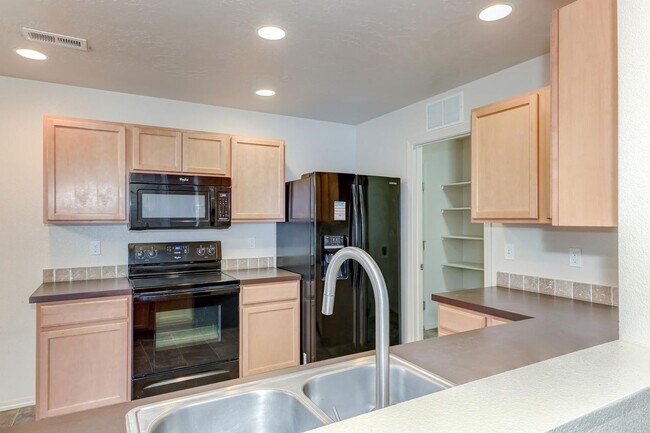 Building Photo - 4 Bedroom 2.5 Bath Two Story Home_Pet Friendly!