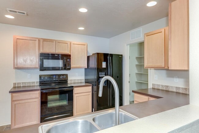 Building Photo - Very Clean 4 Bedroom 2.5 Bath Two Story Ho...
