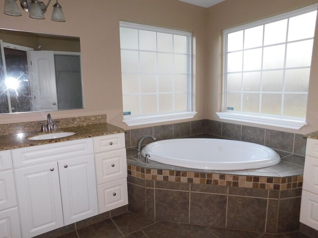 Building Photo - 3 bedroom in Crestwood S/D