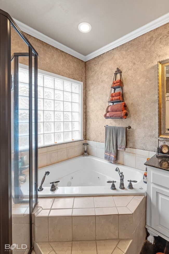 Building Photo - PRIVATE OASIS IN GATED COMMUNITY