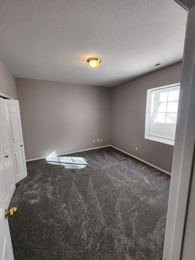 Building Photo - 3 Bedroom 3 Bath Rancher Town Home 2 Car Garage