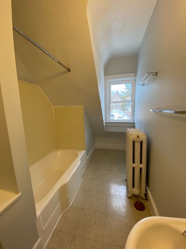 Building Photo - 1513 E Superior St