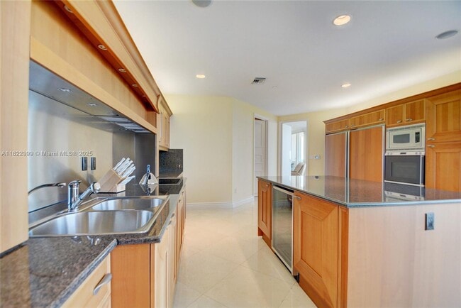 Building Photo - 20155 NE 38th Ct