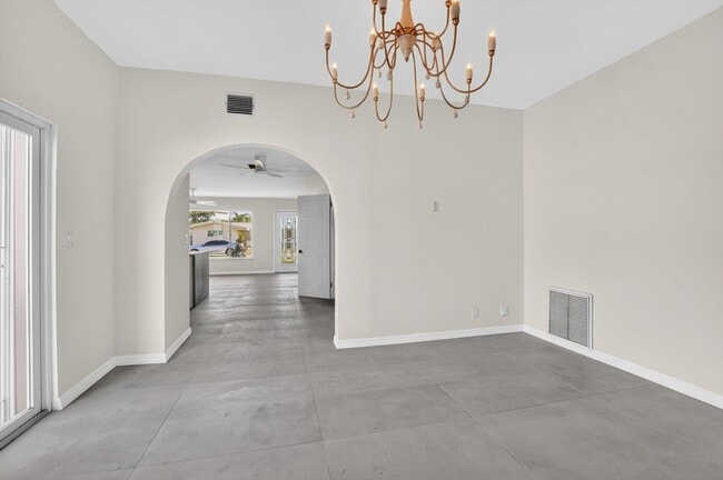 Building Photo - 467 NE 31st St