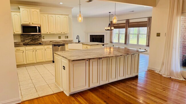 Building Photo - 565 Schaeffer Loop