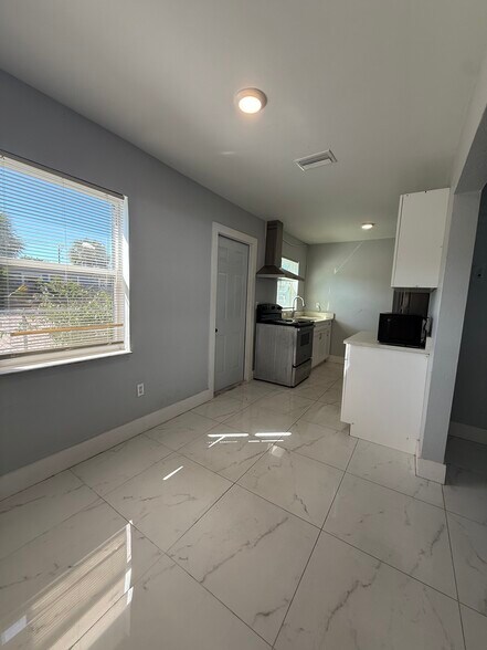 Building Photo - 614 N E St