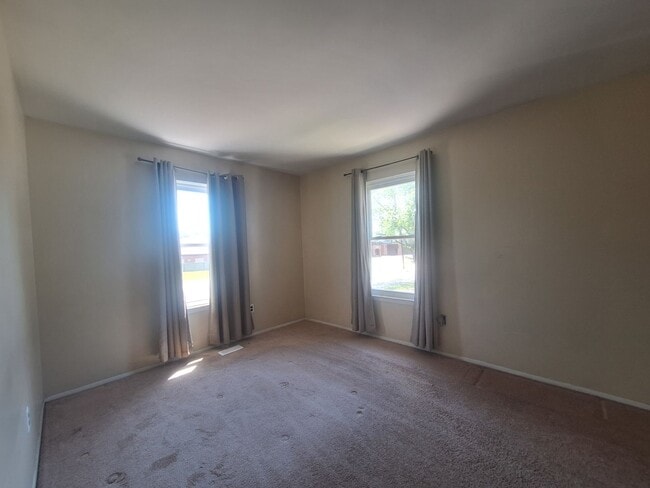 Building Photo - Brick 2 bedroom condo near the water