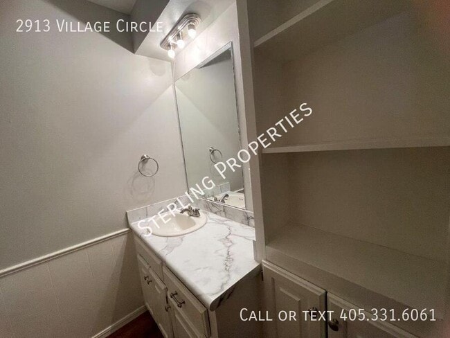Building Photo - 2913 Village Cir
