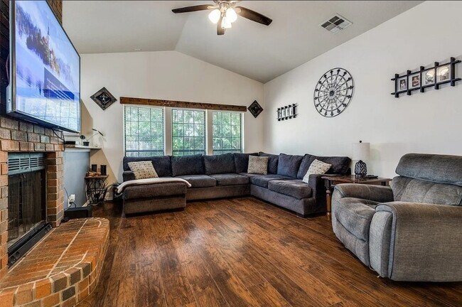 Building Photo - 3499 Longview Dr