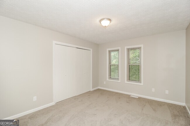 Building Photo - 587 Farmbrook Trail NE