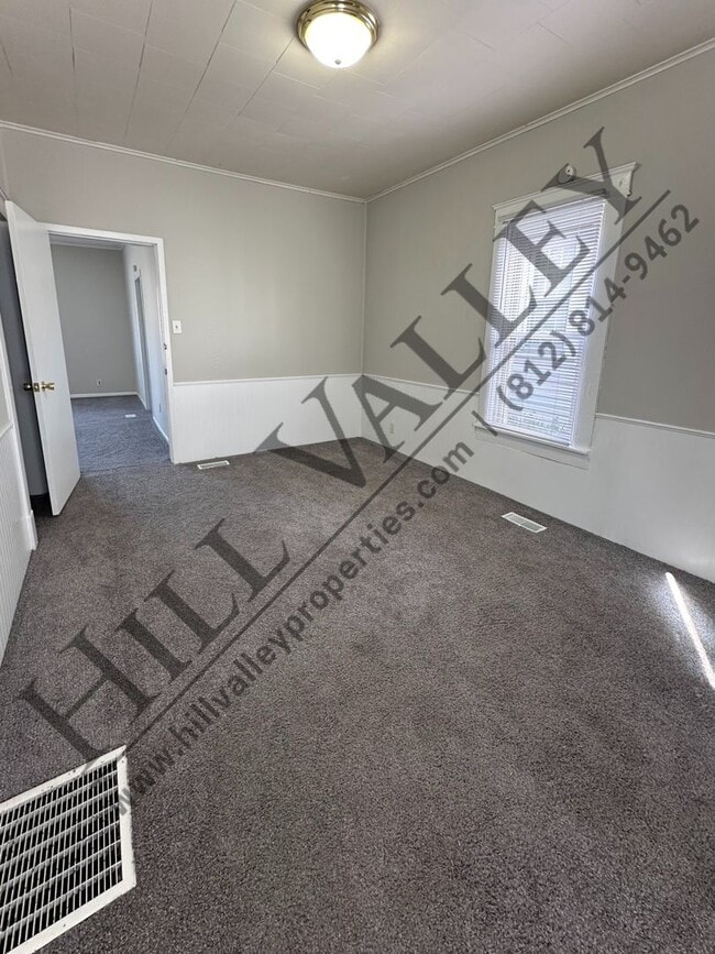 Building Photo - Charming Two Bedroom Home