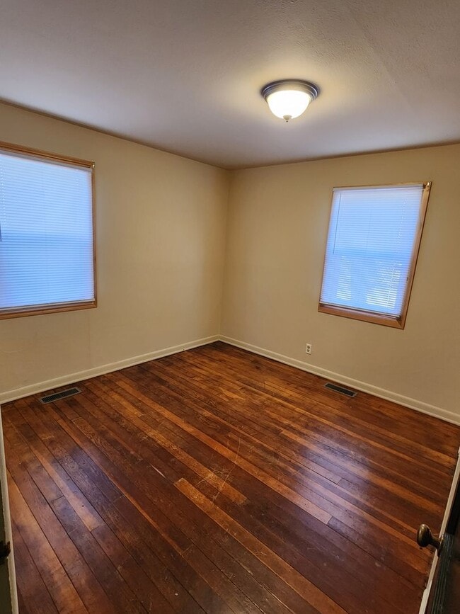 Building Photo - ~Applications Pending~ * SPRING 3-2-1 RENT SPECIAL * Quaint 1 bedroom home for rent
