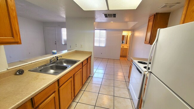 Building Photo - AFFORDABLE UNIT ON THE PHOENIX/TEMPE BOARDER!