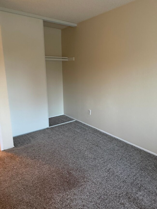 Building Photo - 8266-8266 Linden Rd