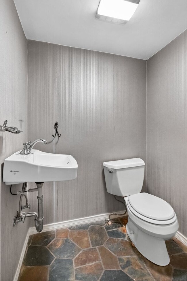 Building Photo - Unique, Charming and Spacious Fayetteville Home!