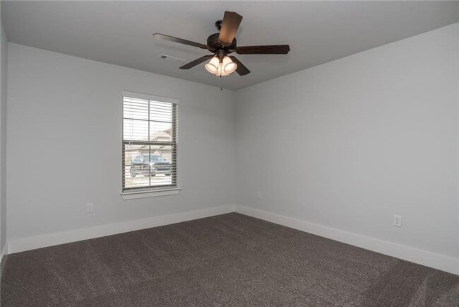 Building Photo - 4 Bed with LOFT!