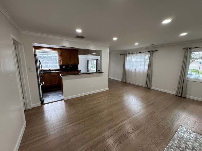 Building Photo - Beautiful 3 bedroom 2 bath Pool Home...  this one is a SHOW STOPPER