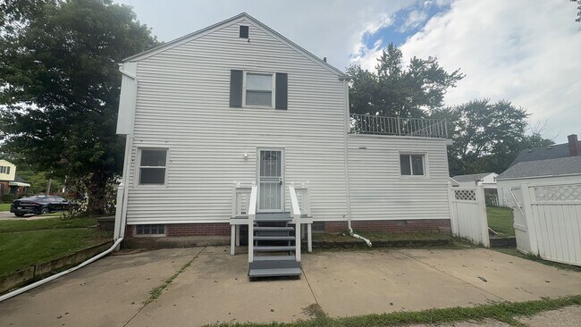 Building Photo - 2206 Dundee Ave