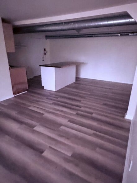 Building Photo - 65 Peter St