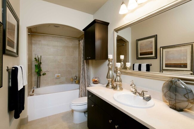 Building Photo - Luxury Living in Montrose 2/2