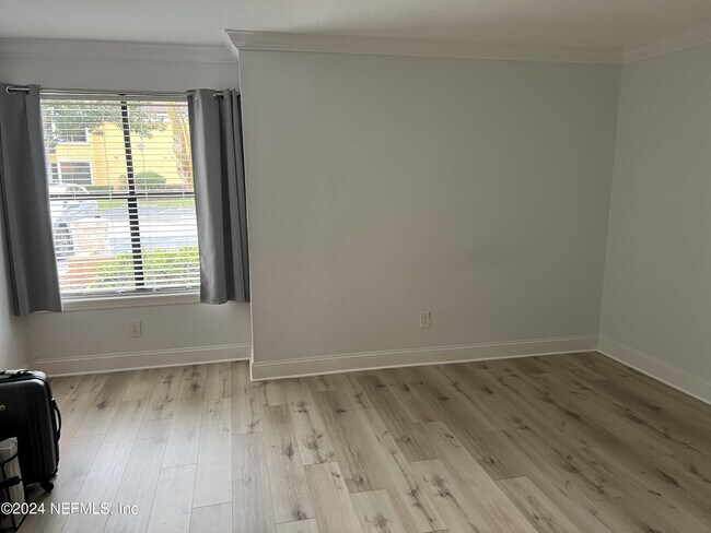 Building Photo - 858 Shoreline Cir