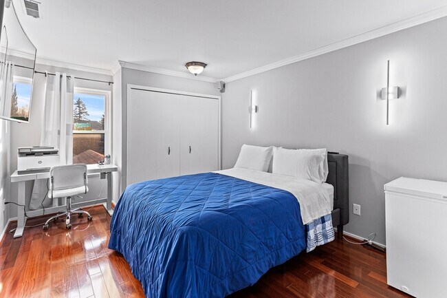 Building Photo - 6560 Ridgefield Cir