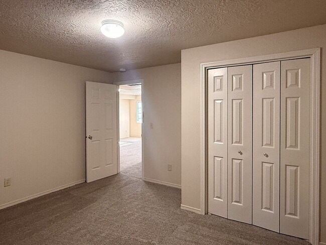 Building Photo - 3200 Lorian Ln SE