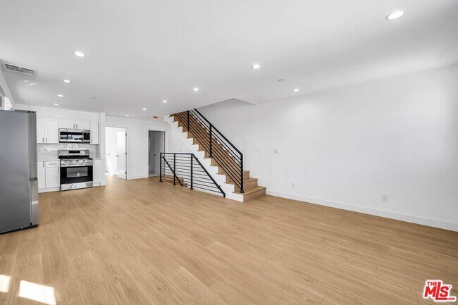Building Photo - 227 S Park View St