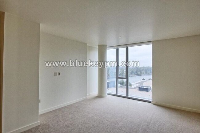 Building Photo - 2 Bed, 2 Bath Condo with Den at Atwater Place in Portland