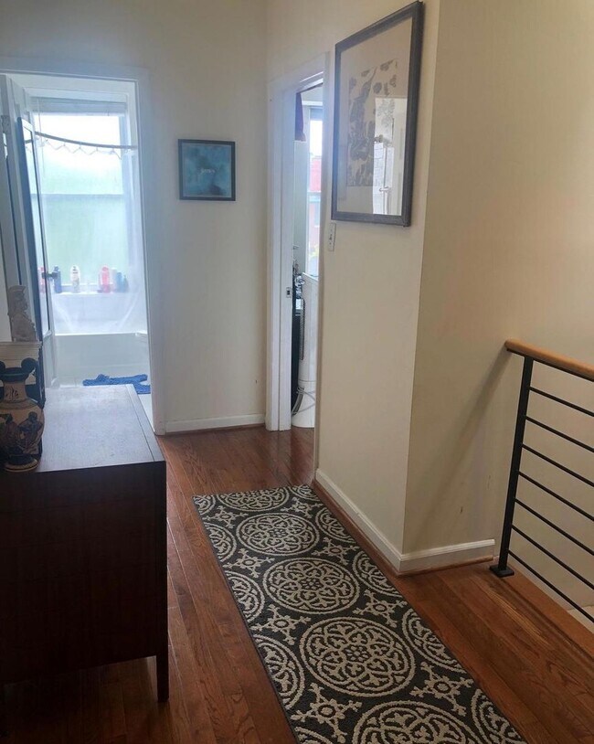 Building Photo - Great 3 BR 2 Bath Row Home in Shaw