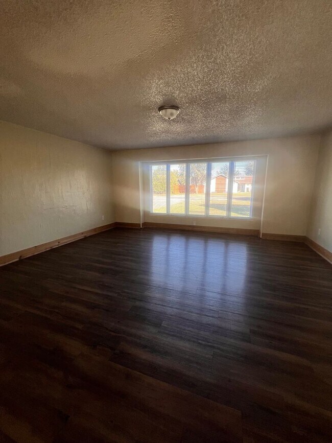 Building Photo - BACK ON THE MARKET!!!  Large Ranch Style Rambler home in Ridgewood