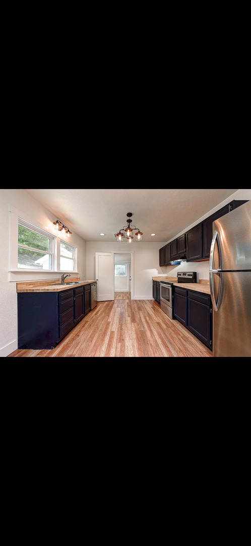 Building Photo - Available Now!  2-bedroom, 1-bathroom Home...