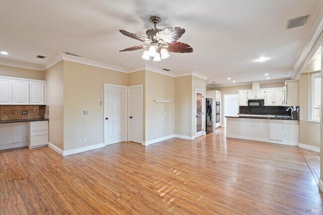 Building Photo - 606 Roscommon Pl