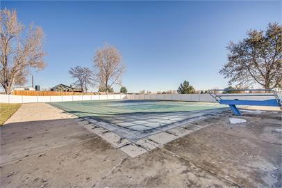 Building Photo - 2 car attached garage, located near Greenway Park Golf Course, pool, tennis courts and clubhouse....