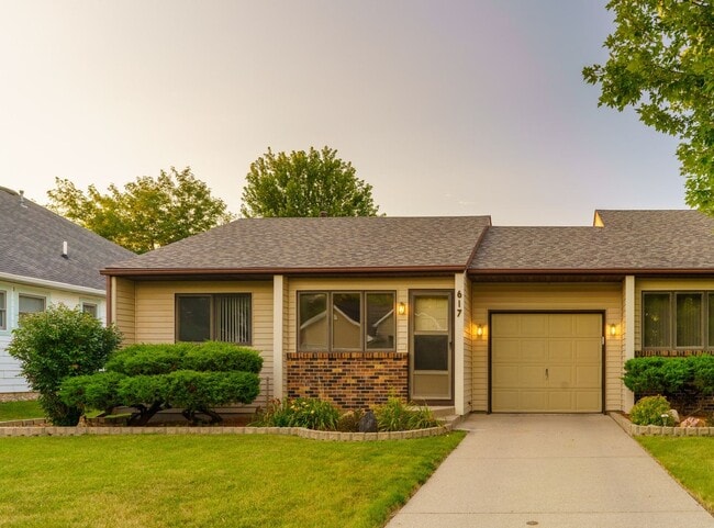 Building Photo - 2 Bedroom Townhome Available August 1st, 2026!