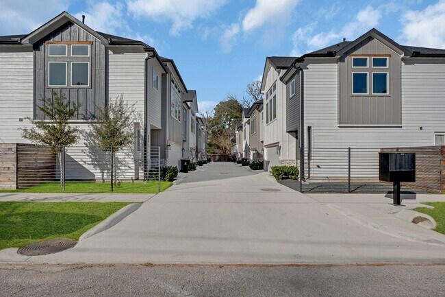 Primary Photo - 804 Woodcrest Dr