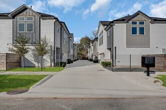 Building Photo - 804 Woodcrest Dr