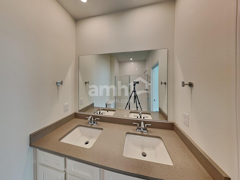 Building Photo - 202 Onate Cir