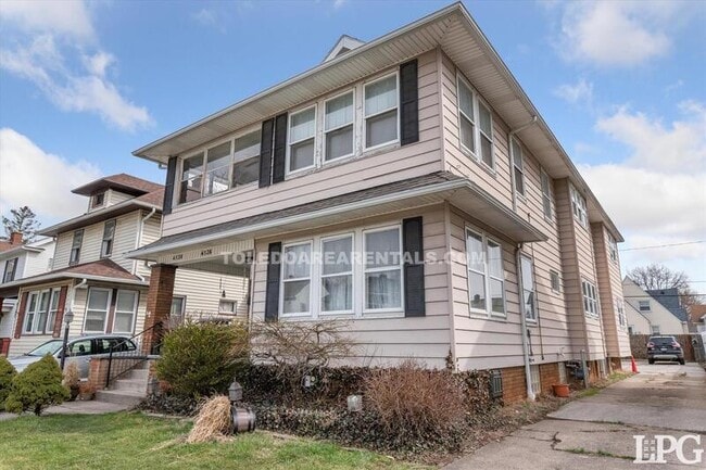 Building Photo - 4138 N Lockwood Ave
