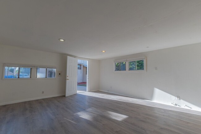Building Photo - Beautiful 2 Bed +office, den garage, 1 Bath