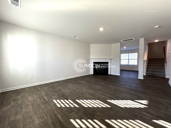 Building Photo - 4 Bedroom 2.5 Bathroom in Dallas NC