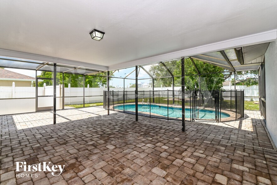 Building Photo - 528 SE 17th Ave