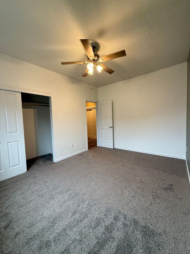 Building Photo - Quiet Cul-De-Sac Living in White City